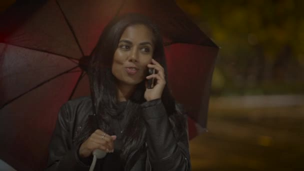 Mladá Žena Drží Deštník Mluví Mobilním Telefonu Venku Dešti Noci — Stock video