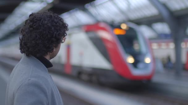 Retrato Indio Con Gafas Viajando Estación Tren Imágenes Alta Calidad — Vídeo de stock