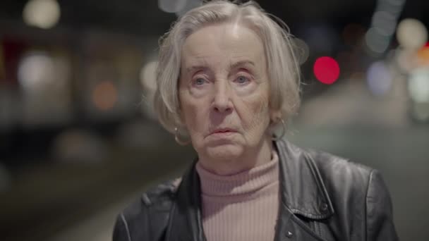 Ongelukkig Bedachtzame Oude Vrouwelijke Persoon Angstig Eenzaam — Stockvideo