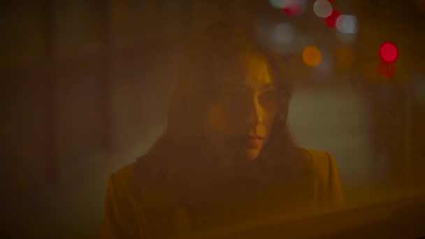 Traurige Frau Denkt Hoffnungslos Und Einsam Städtischen Flur Bei Nächtlichem — Stockvideo