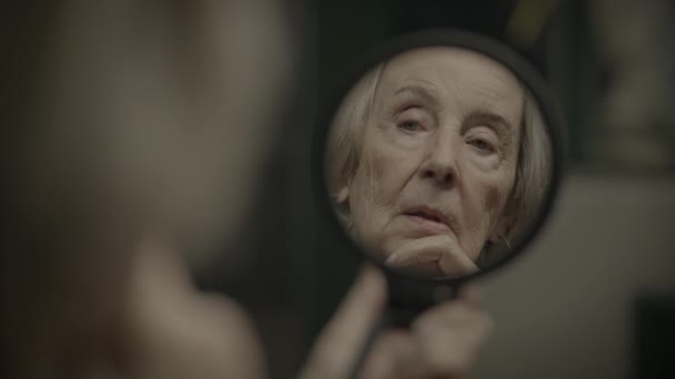 Gammel Kvindelig Person Ser Sig Selv Spejlet Tænker Fortiden – Stock-video