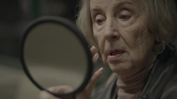 Stará Žena Dívá Zrcadle Přemýšlí Minulosti — Stock video