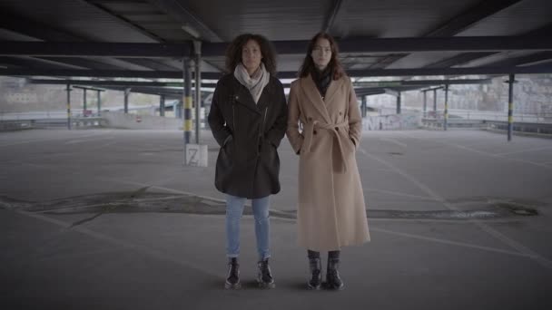 Retrato Estilo Vida Dos Mujeres Jóvenes Mirando Juntos Construcción Torre — Vídeos de Stock