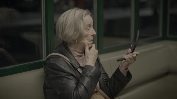Стара Жінка Дивиться Себе Дзеркало Думаючи Про Минуле — стокове відео