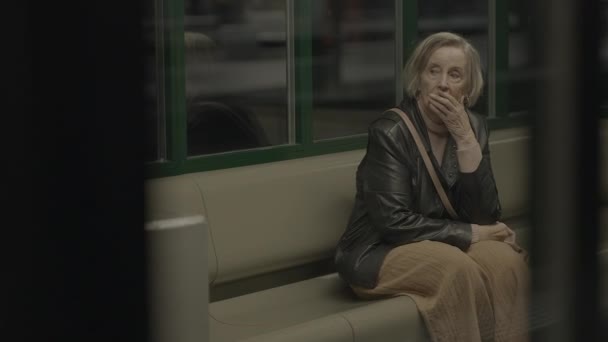 Mujer Anciana Preocupada Esperando Concurrida Estación Tren Viajando — Vídeos de Stock