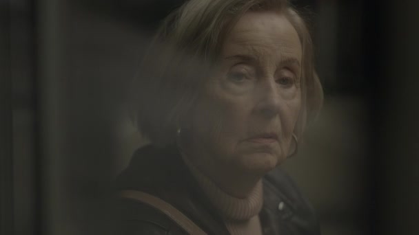 Ongelukkig Bedachtzame Oude Vrouwelijke Persoon Angstig Eenzaam — Stockvideo
