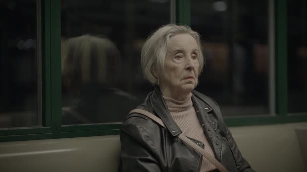 Нещаслива Думка Стара Жінка Тривожна Самотня — стокове відео