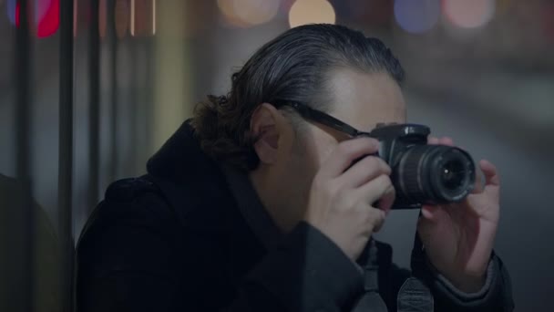Stylish Street Photographer Glasses Capturing Pictures People Traveling — Stock Video