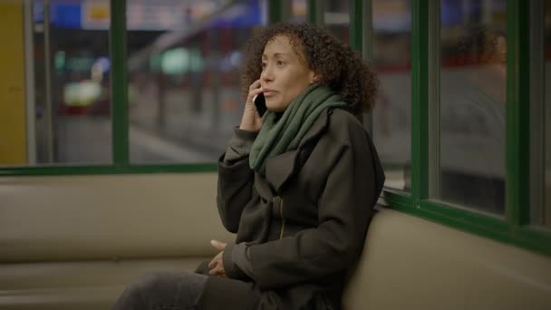 Жінка Розсердилася Мобільному Телефоні Місті Вночі — стокове відео