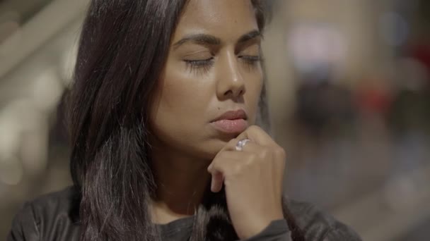 Uzun Siyah Saçlı Genç Çekici Kadının Şehir Yaşamı Portresi — Stok video