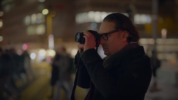 Snygg Street Photographer Med Glasögon Fånga Bilder Människor Som Reser — Stockvideo