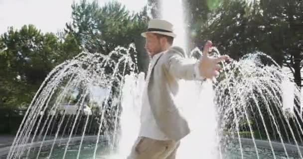 夏の水の泉で踊るハッピーヤングマン 高品質のフルHd映像 — ストック動画