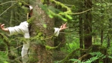 Genç Afrikalı Kadın Orman Doğası 'nda Yoga Meditasyon Egzersizi Yapıyor. Yüksek kalite 4k görüntü