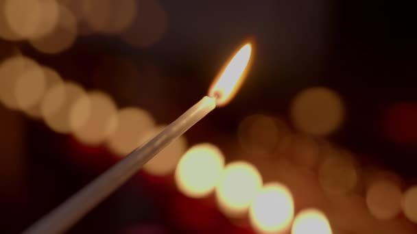 Κεριά Καύση Φλόγες Λαμπερό Φόντο — Αρχείο Βίντεο