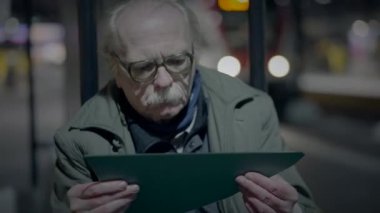 Homless Man Traveler Disarida Kırık Ayna Cami 'ni Geceleyin kesfetti
