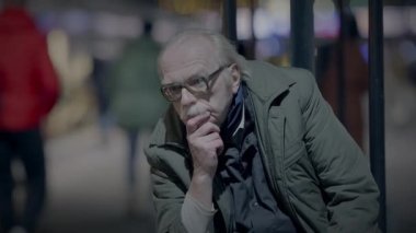 Umutsuz Kırık Erkek Düşünceli Düşünen Şehir Caddesinde Hayatı Dilenen