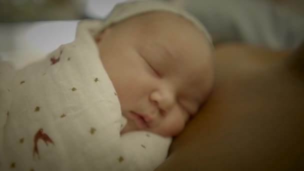 Jong Man Zuigeling Kind Liggend Wieg Geboorte — Stockvideo