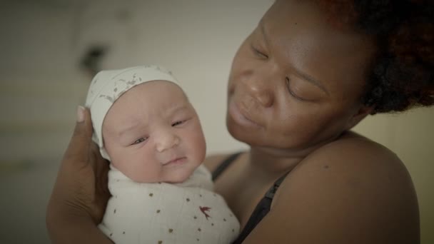 Joven Madre Africana Acostada Cama Hospital Sosteniendo Bebé Recién Nacido — Vídeo de stock