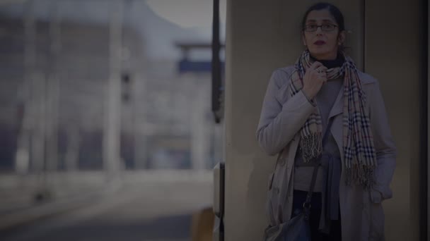 Mutter Wartet Bahnhof Auf Sohn Und Überprüft Uhrzeit — Stockvideo