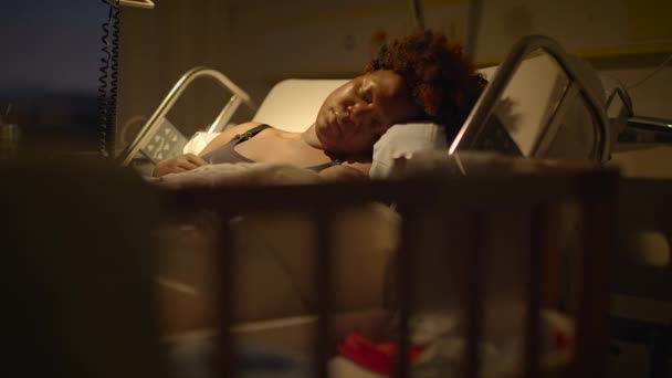 Glad Ung Kvinna Njuter Moderskap Med Barn Kid Efter Födseln — Stockvideo