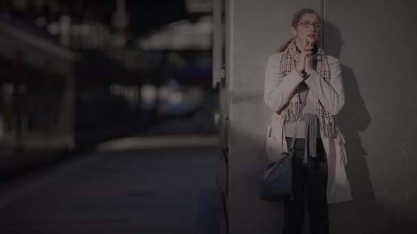 Dva Lidé Hledající Jeden Druhého Pohřešující Bytost Pozdního Odchodu — Stock video