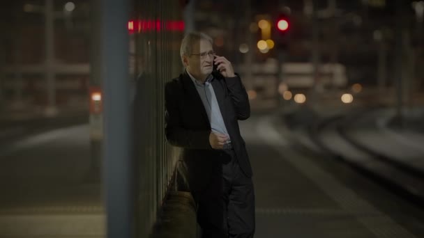 無視されたストレスの男性ボスは携帯電話の会話で文句を言う — ストック動画
