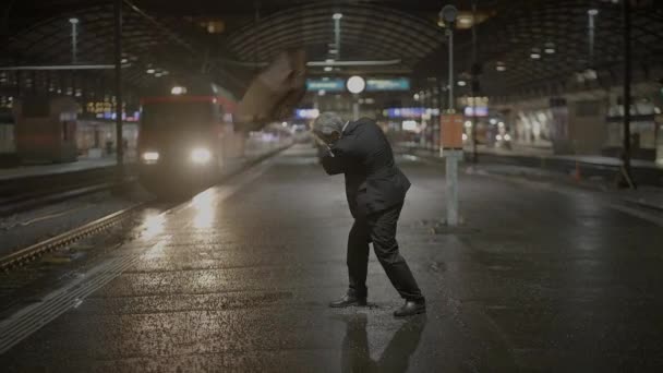 Obosit Indignat Persoană Vârstă Masculin Regretând Greșeala Afara Ploii — Videoclip de stoc