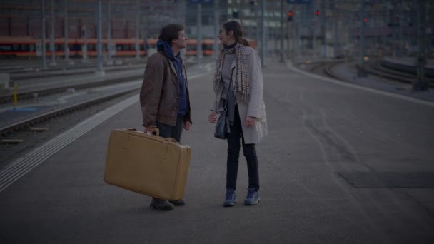 Búcsú Két Szomorú Embertől Akik Búcsút Vesznek Vasútállomáson — Stock videók