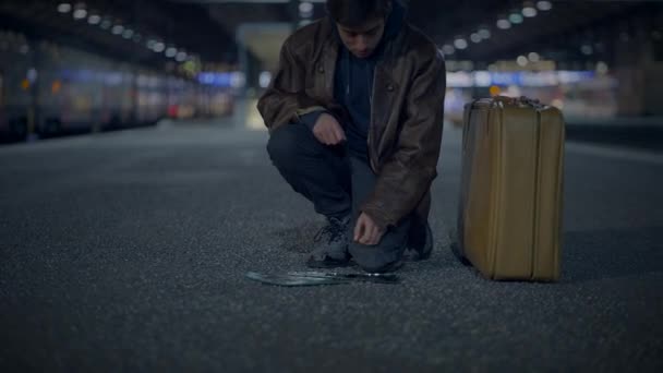 Joven Hombre Perdido Con Maleta Encontrando Espejo Roto Calle Urbana — Vídeos de Stock