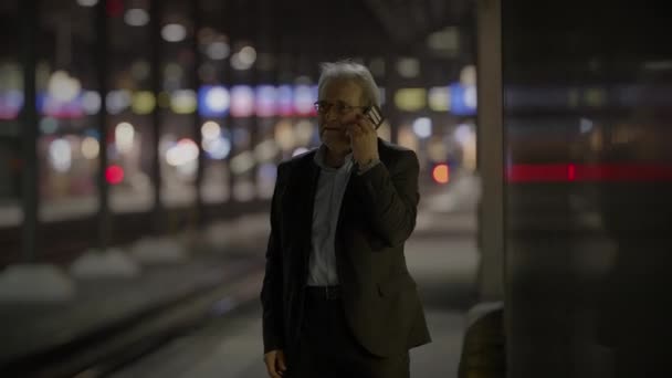Rozrušit Starší Obchodní Muž Obleku Unappy Volání Městském Městě — Stock video
