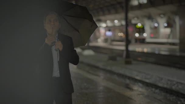 Deprimerad Ledsen Senior Affärsman Som Har Psykisk Kris Efter Att — Stockvideo