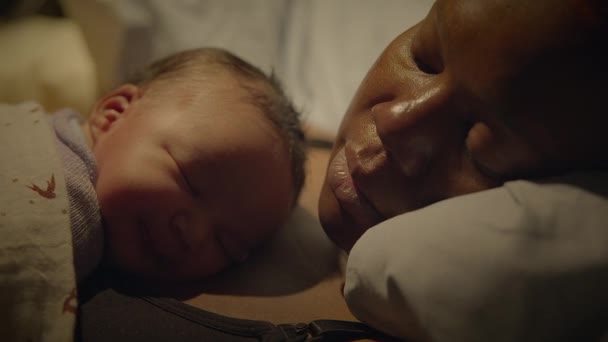 Młoda Afrykańska Matka Leży Szpitalnym Łóżku Trzymając Noworodka Urodzeniu — Wideo stockowe