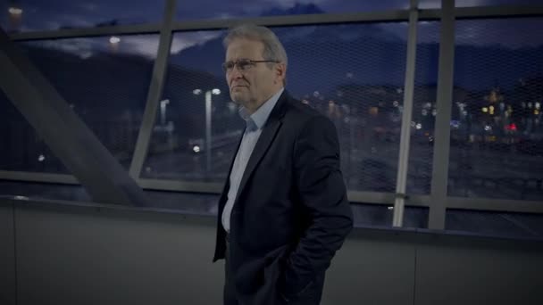 Frustrierter Alter Geschäftsmann Der Unglücklich Draußen Wartet Und Negative Emotionen — Stockvideo