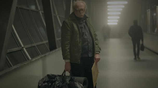 Osamělý Chudý Starší Muž Osoba Brýlemi Zbídačení — Stock video