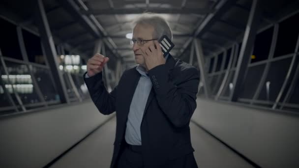 Graue Rentner Reifer Senior Geschäftsmann Spricht Wütend Auf Handy — Stockvideo