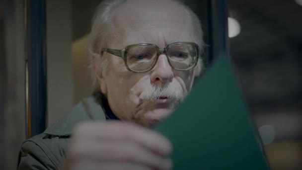 Грустный Пожилой Мужчина Страдает Бедности Пожилого Возраста Будучи Одиноким Вокзале — стоковое видео