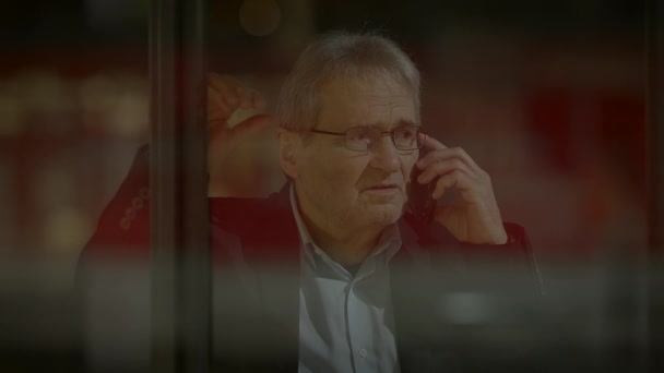 Verärgerter Älterer Geschäftsmann Anzug Telefoniert Der Stadt — Stockvideo
