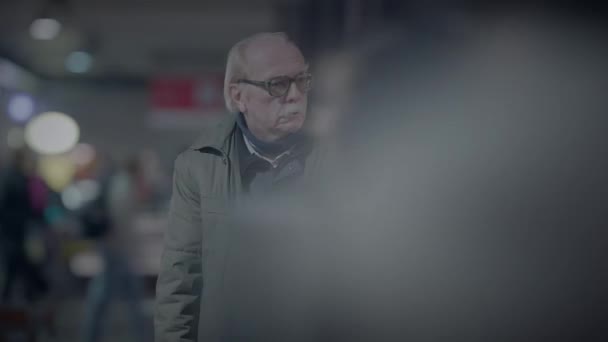 绝望的破碎的男性对城市街头乞讨生活的沉思 — 图库视频影像