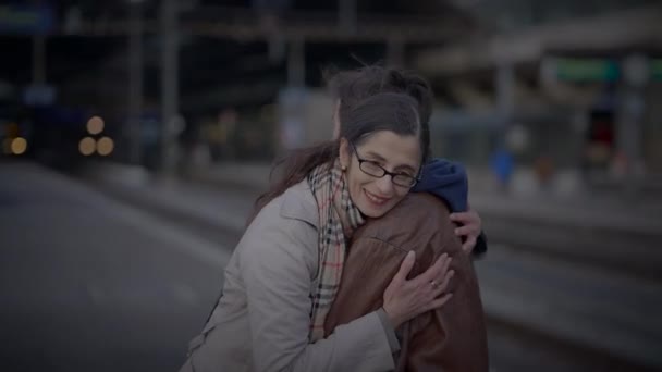 单身母亲与未成年儿子在铁路站台拥抱的重逢 — 图库视频影像