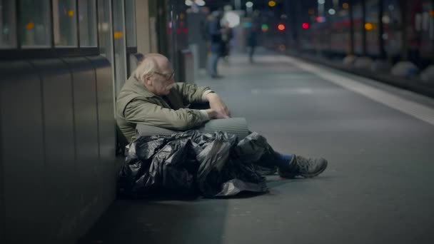 Ensamt Fattig Äldre Manlig Person Med Glasögon Som Utarmas — Stockvideo