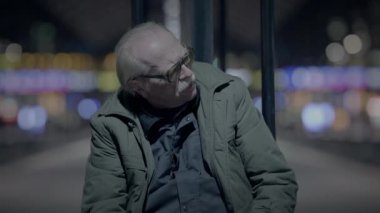 Yoksul, Olgun, Gözlüklü Yaşlıca Erkek Yoksullaşması