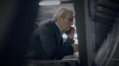 Emekli Gri Olgun Kıdemli İşadamı Cep telefonundan Kızgın Konuşuyor