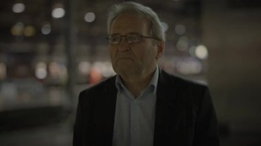 Hüsrana uğramış yaşlı işadamı Mutsuz Beklerken Olumsuz Duygular