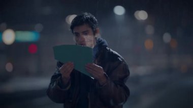 Düşünceli Erkek Aynaya Bakan Düşünen ve Kendini Yansıtan