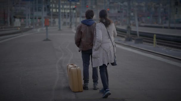 Bekar Anne Oğlu Demiryolu Platformu Nda Sarıldı — Stok video