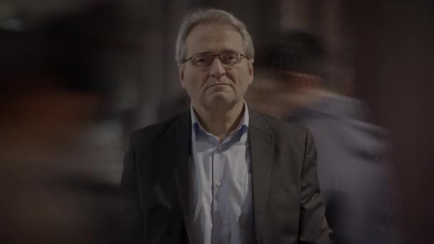 Man Met Grijs Haar Glazen Pendelen Drukke City Street — Stockvideo