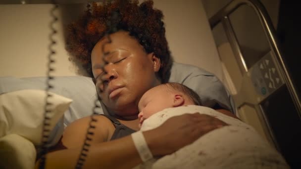 Чорна Жінка Кучерявим Волоссям Відпочиває Кімнаті Доставки Немовлям — стокове відео