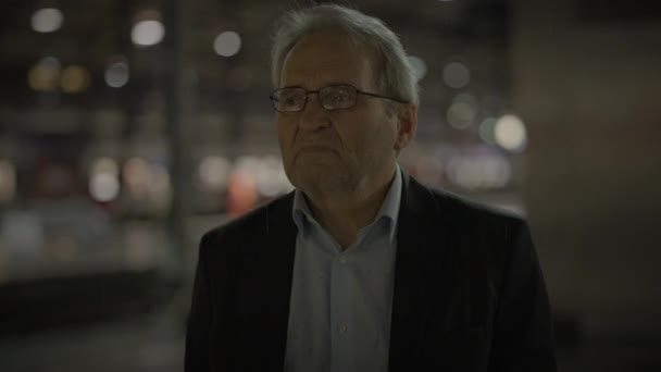 Разочарованный Старый Бизнесмен Недоволен Ожиданием Снаружи Чувствуя Негативные Эмоции — стоковое видео