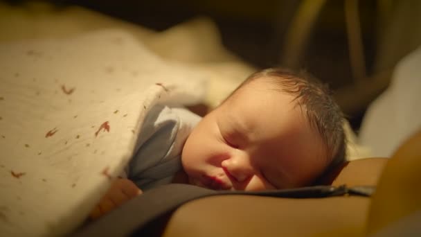 Mujer Negra Con Pelo Rizado Descanso Sala Parto Con Bebé — Vídeos de Stock