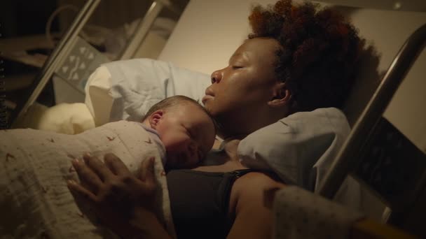 Joven Madre Africana Acostada Cama Hospital Sosteniendo Bebé Recién Nacido — Vídeos de Stock